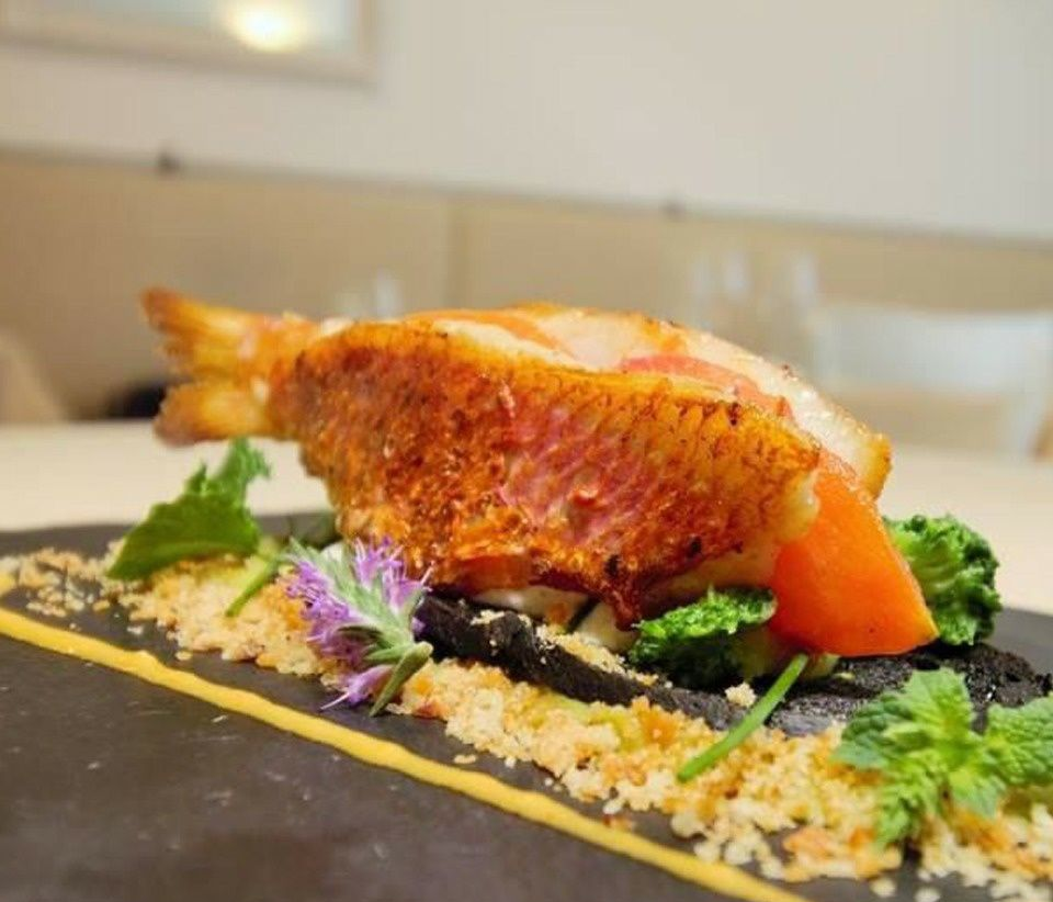 Triglia scottata, ripiena con pomodoro confit e cime di rape su letto di tarallo pugliese e borragine.
