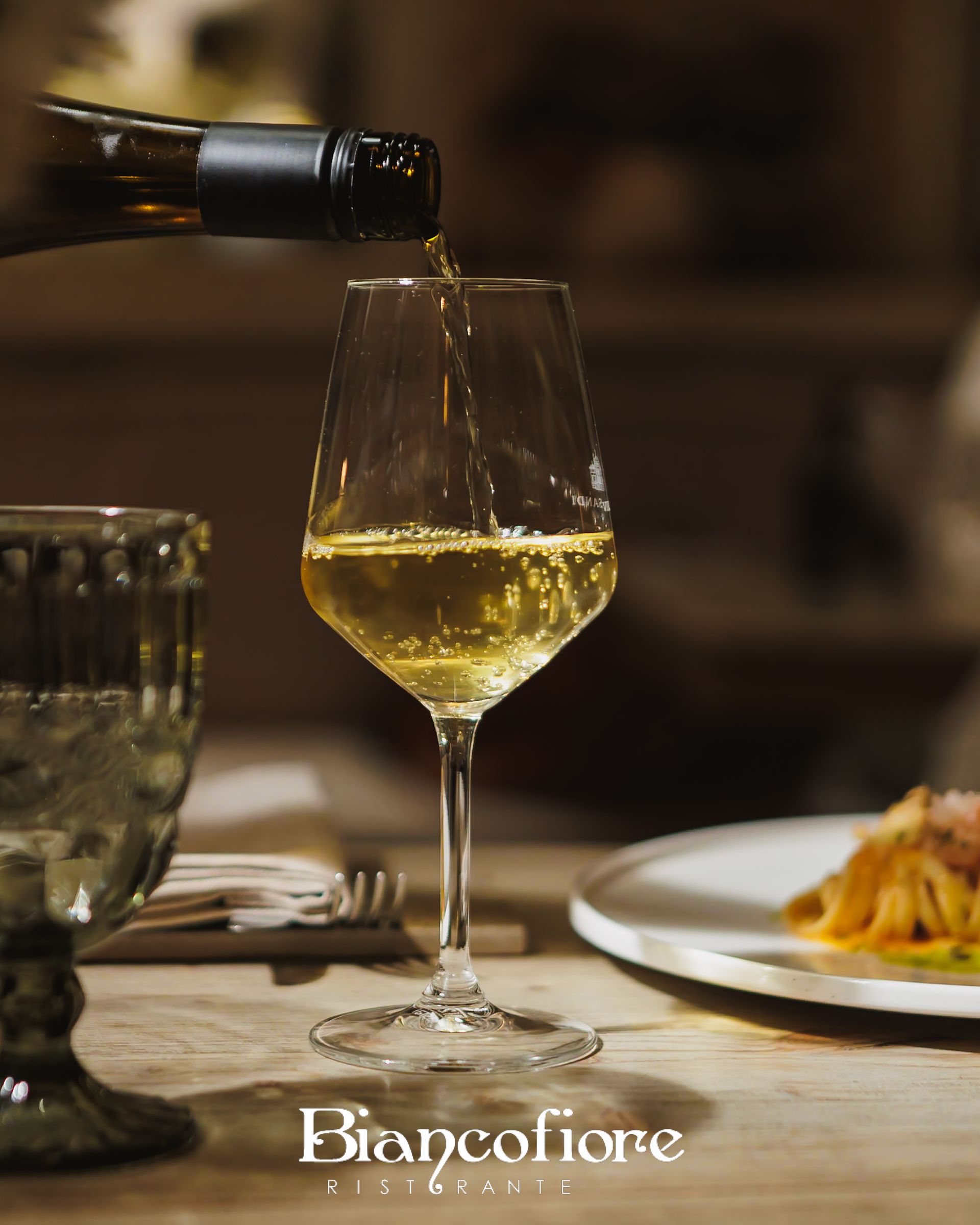 Calice di vino bianco naturale