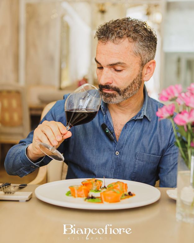 Diego Biancofiore degusta calice di Vino Naturale nel suo ristorante a Bari
