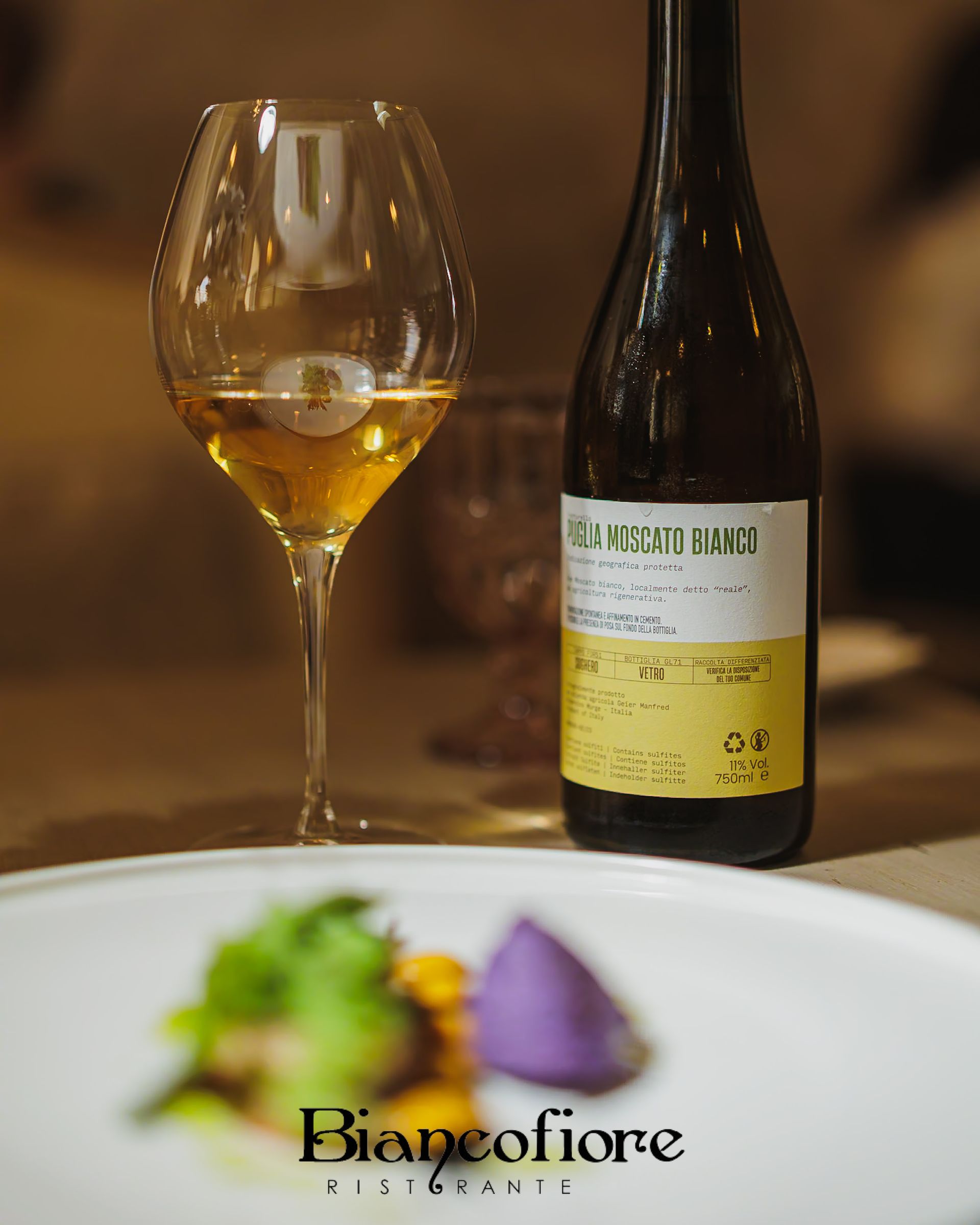 Piatto del ristorante Biancofiore abbinato a un calice di vino naturale a Bari