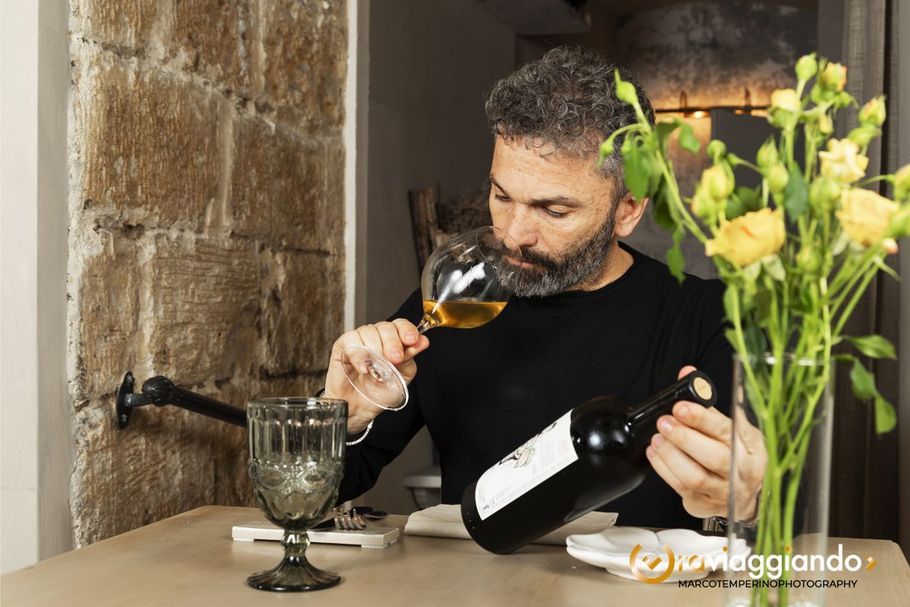 Diego Biancofiore degusta calice di Vino Naturale a Bari