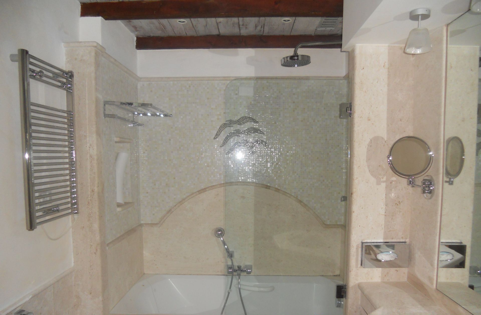 bagno con doccia in marmo