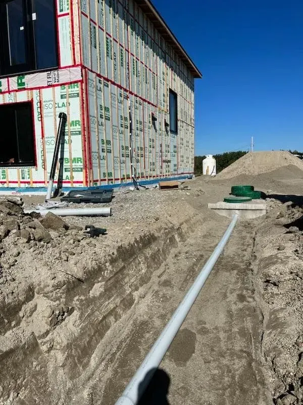 Un toit blanc avec beaucoup d'aérations.