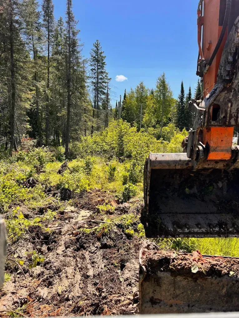 Un toit blanc avec un ciel bleu en arrière-plan
