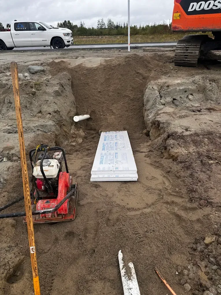 Un toit blanc avec un ciel bleu et des nuages en arrière-plan.