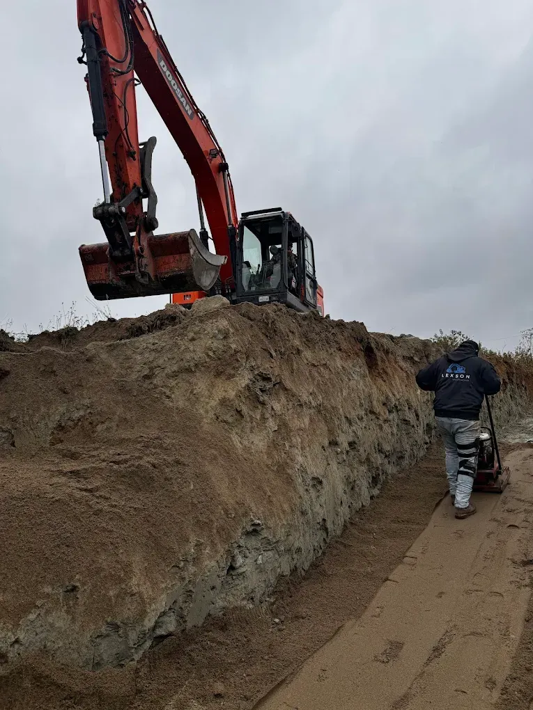 Un toit enneigé avec une cheminée dessus