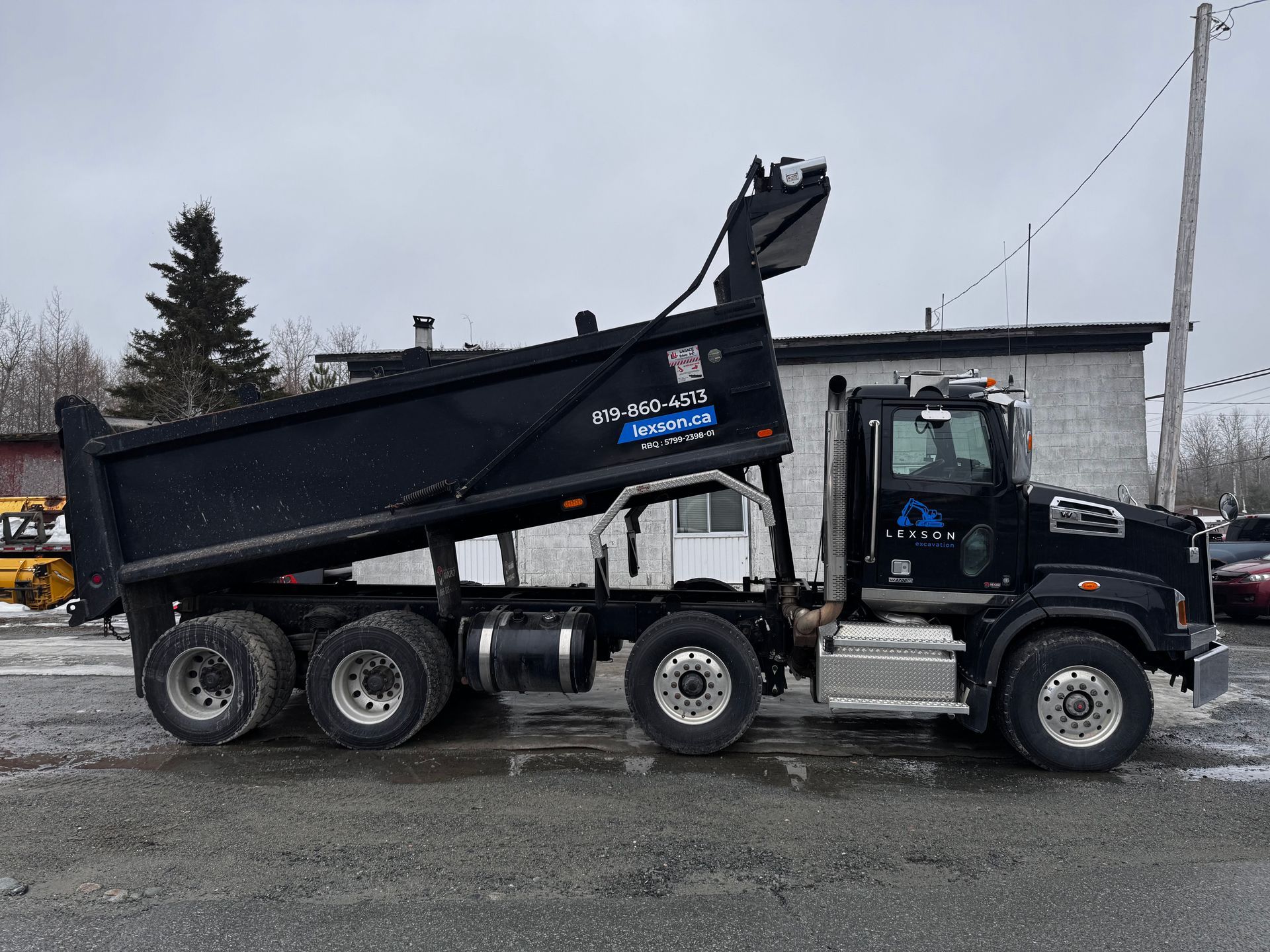 Un toit blanc avec un ciel bleu en arrière-plan