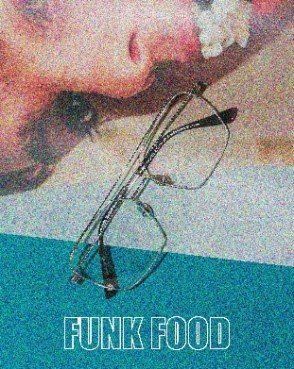 Brille auf blauem Hintergrund mit den Worten „FUNK FOOD“ und einem verschwommenen Gesicht darüber.