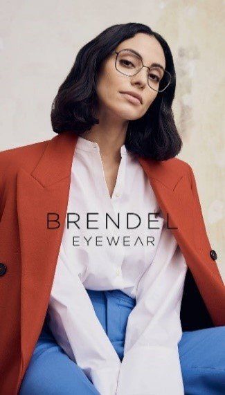 Frau mit Brille und rotem Blazer macht Werbung für Brendel Eyewear.