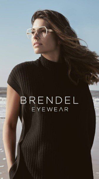 Frau mit geometrischer Brille, schwarzem ärmellosem Oberteil, steht am Strand, Brender Eyewear-Logo.