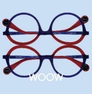 Zwei übereinander gestapelte runde Brillen in Blau und Rot mit dem Text „WOOW“ unten.