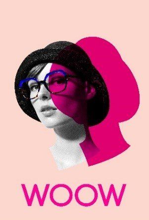 Frau mit Brille und Hut, überlagert von rosa abstrakten Formen; darunter „WOOW“ in Pink.