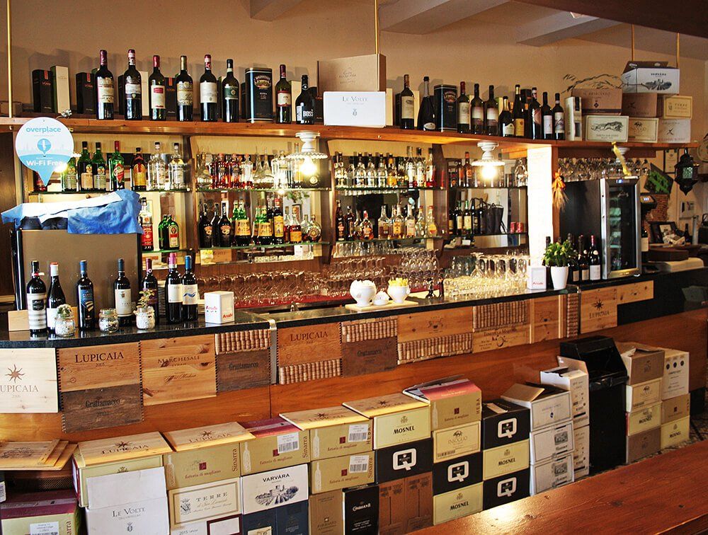Bancone assortito di liquori e vini in un ristorante