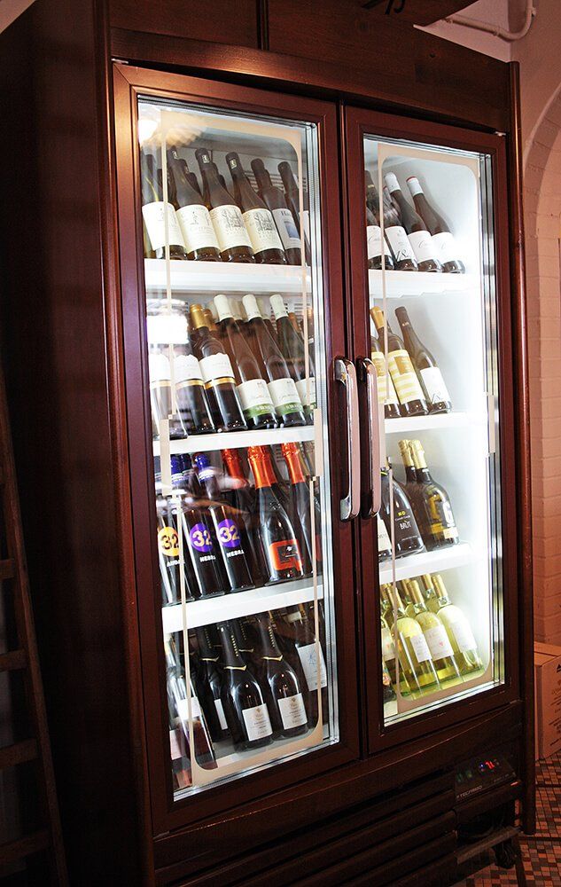 Frigo con vini in un ristorante