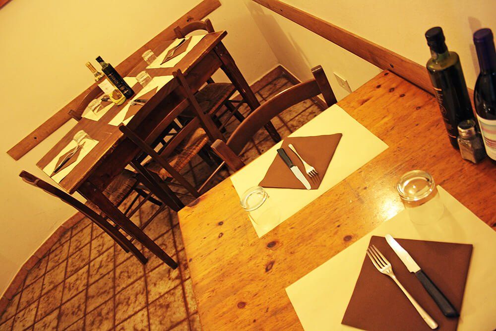 Tavolo apparecchiato in un ristorante