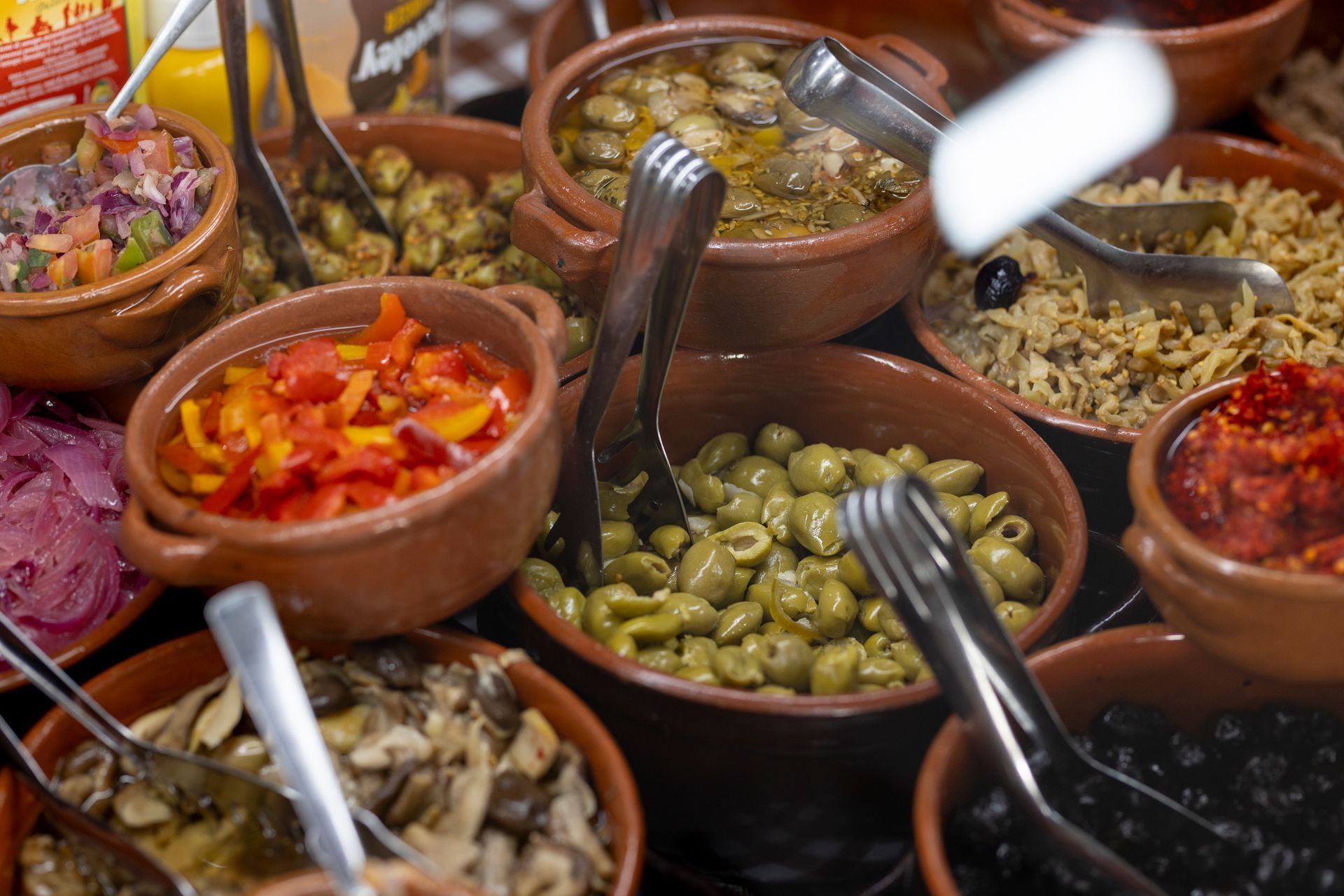 Un tavolo sormontato da ciotole contenenti diversi tipi di cibo.