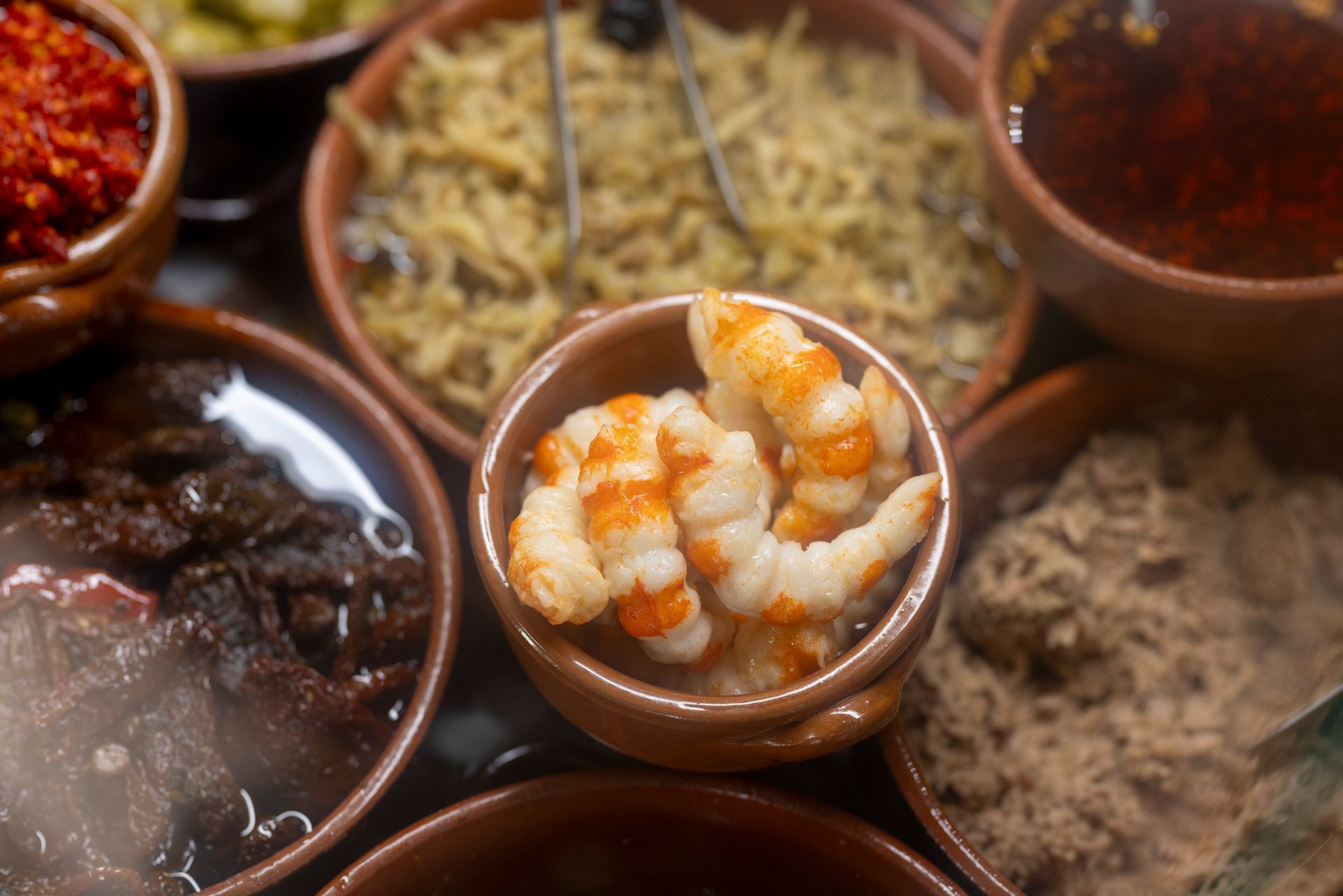 Ci sono molti tipi diversi di cibo nelle ciotole.