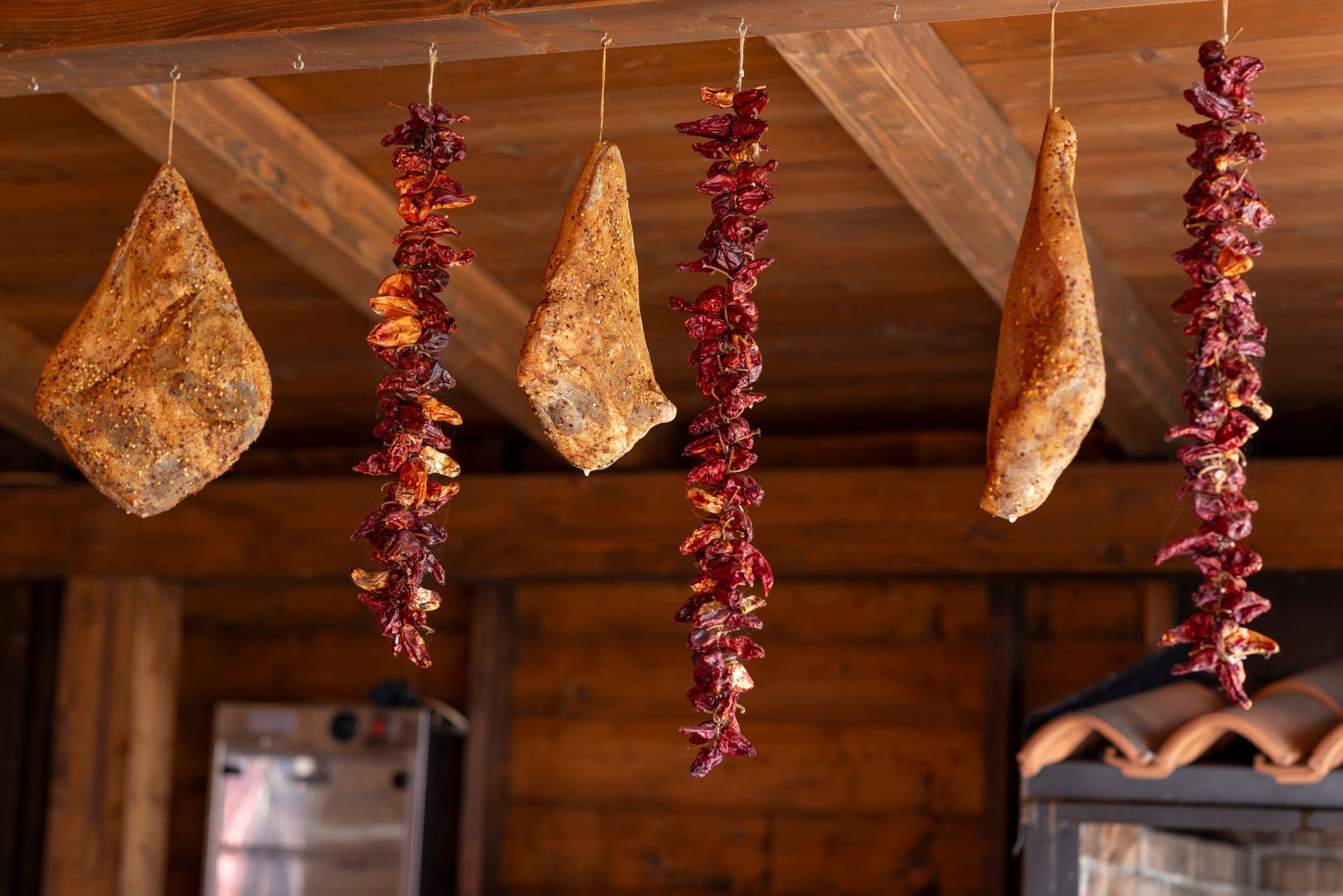 Un mucchio di carne e peperoni pendono dal soffitto.