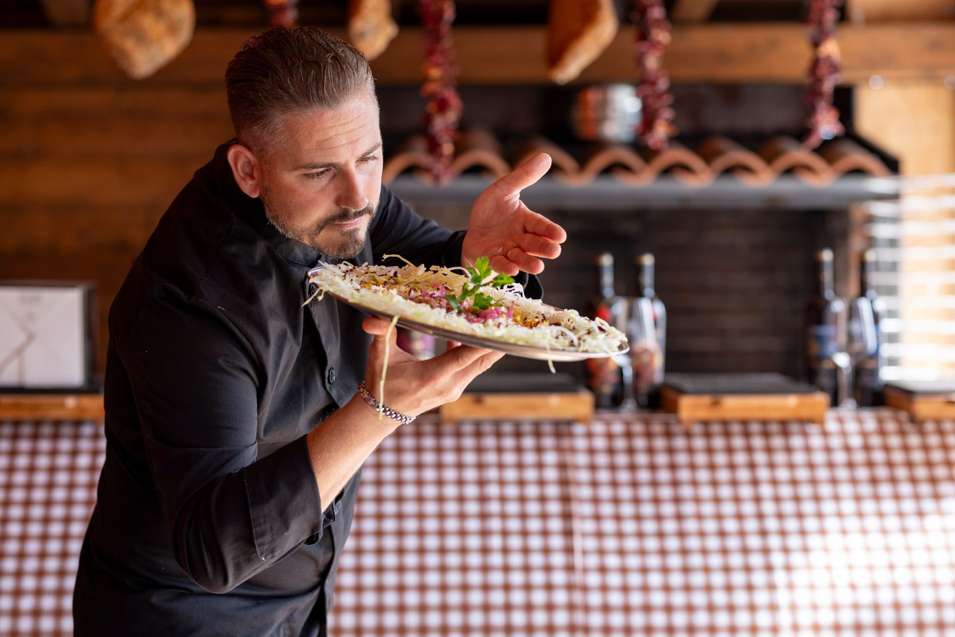 Un uomo tiene in mano un piatto di cibo.