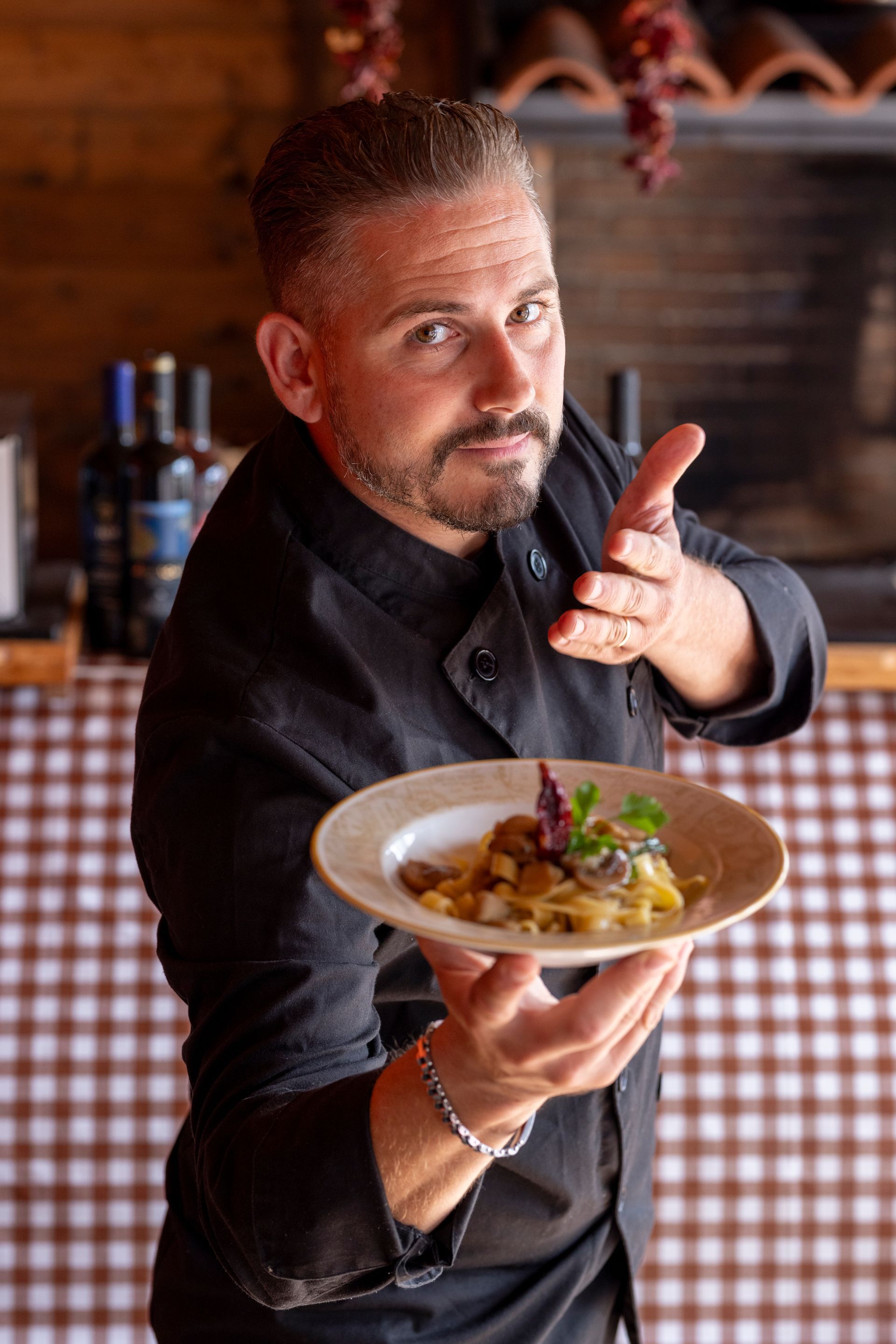 Un uomo tiene in mano un piatto di cibo.