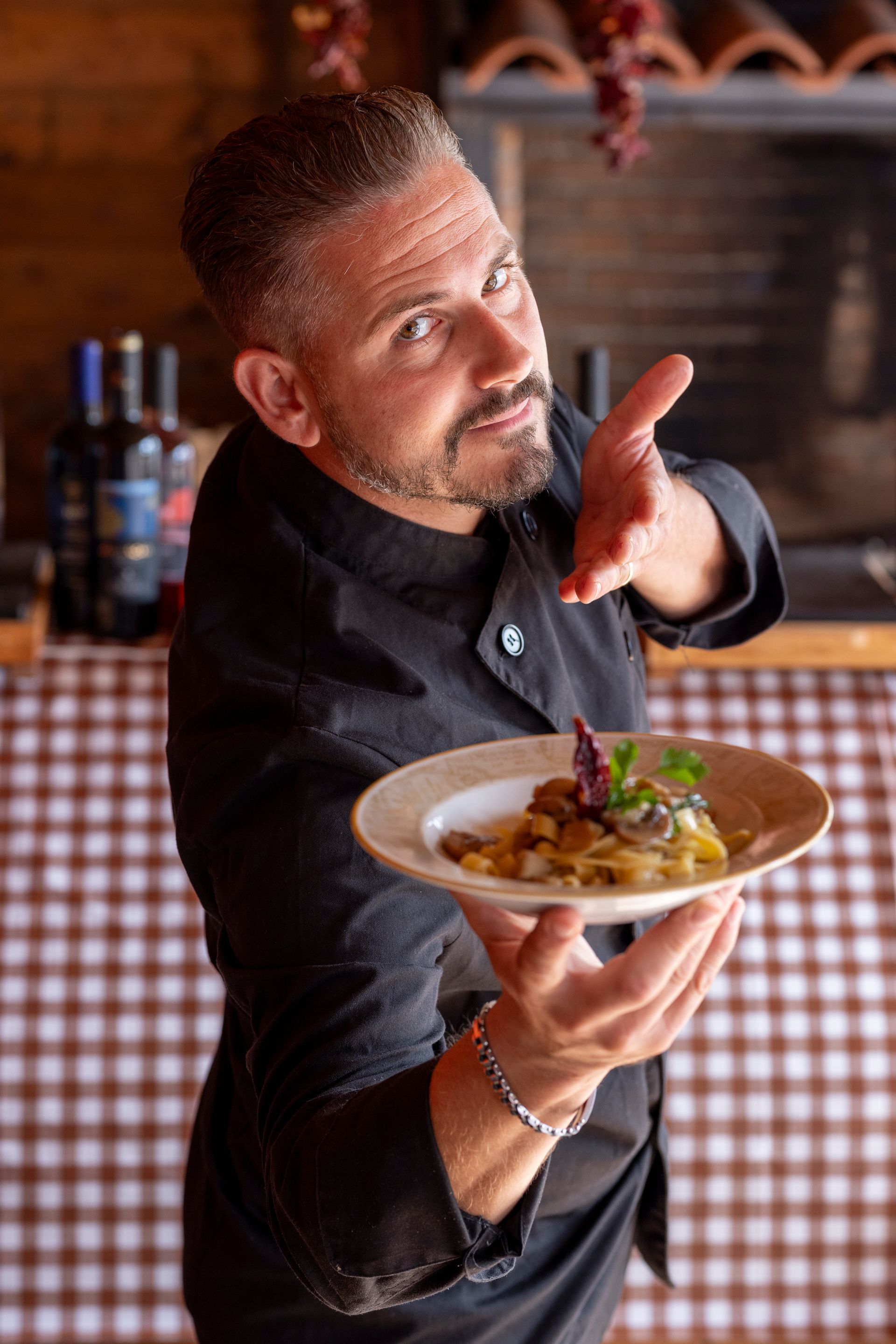 Un uomo tiene in mano un piatto di cibo.