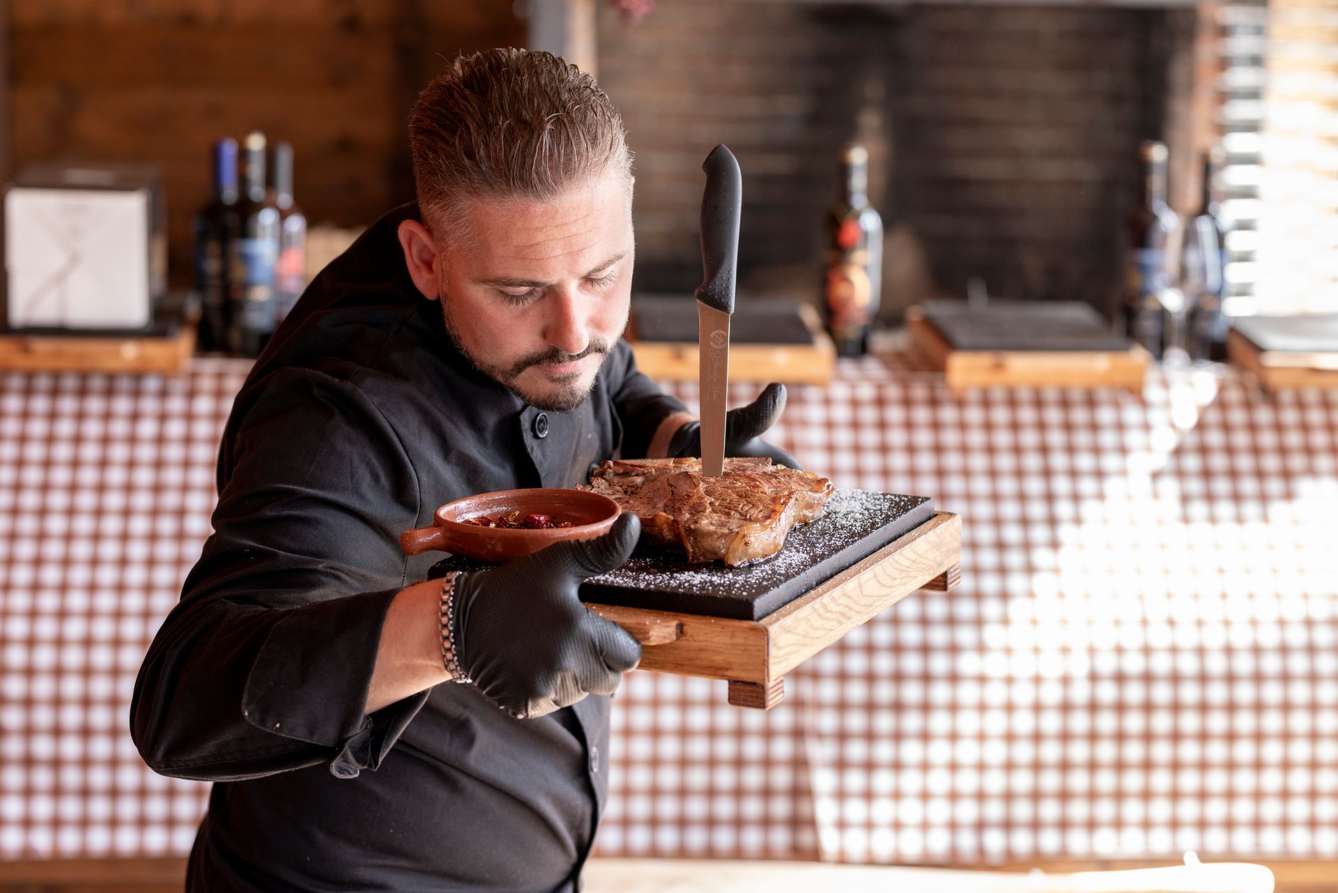 Un uomo sta tagliando un pezzo di carne su un tagliere.