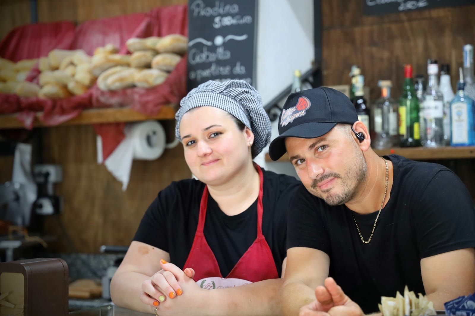 Un uomo e una donna sono seduti al bancone di un ristorante.