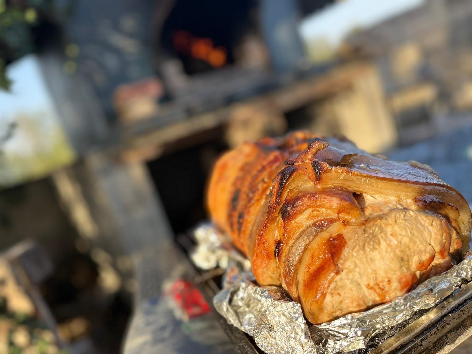 Un grosso pezzo di carne è appoggiato su un foglio di stagnola.