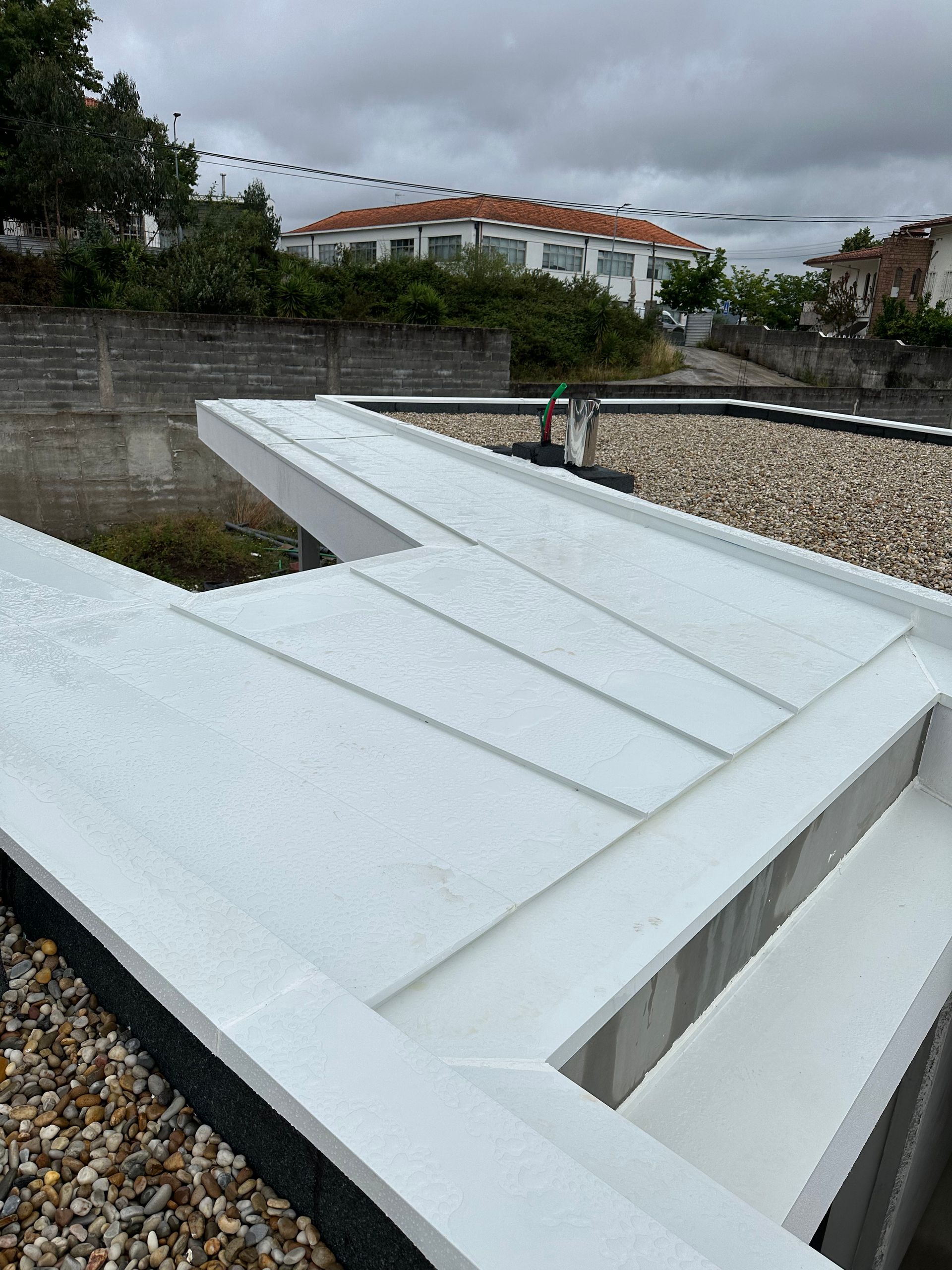 Vedação de telhado em junta agrafada com chapa de alumínio lacado branco