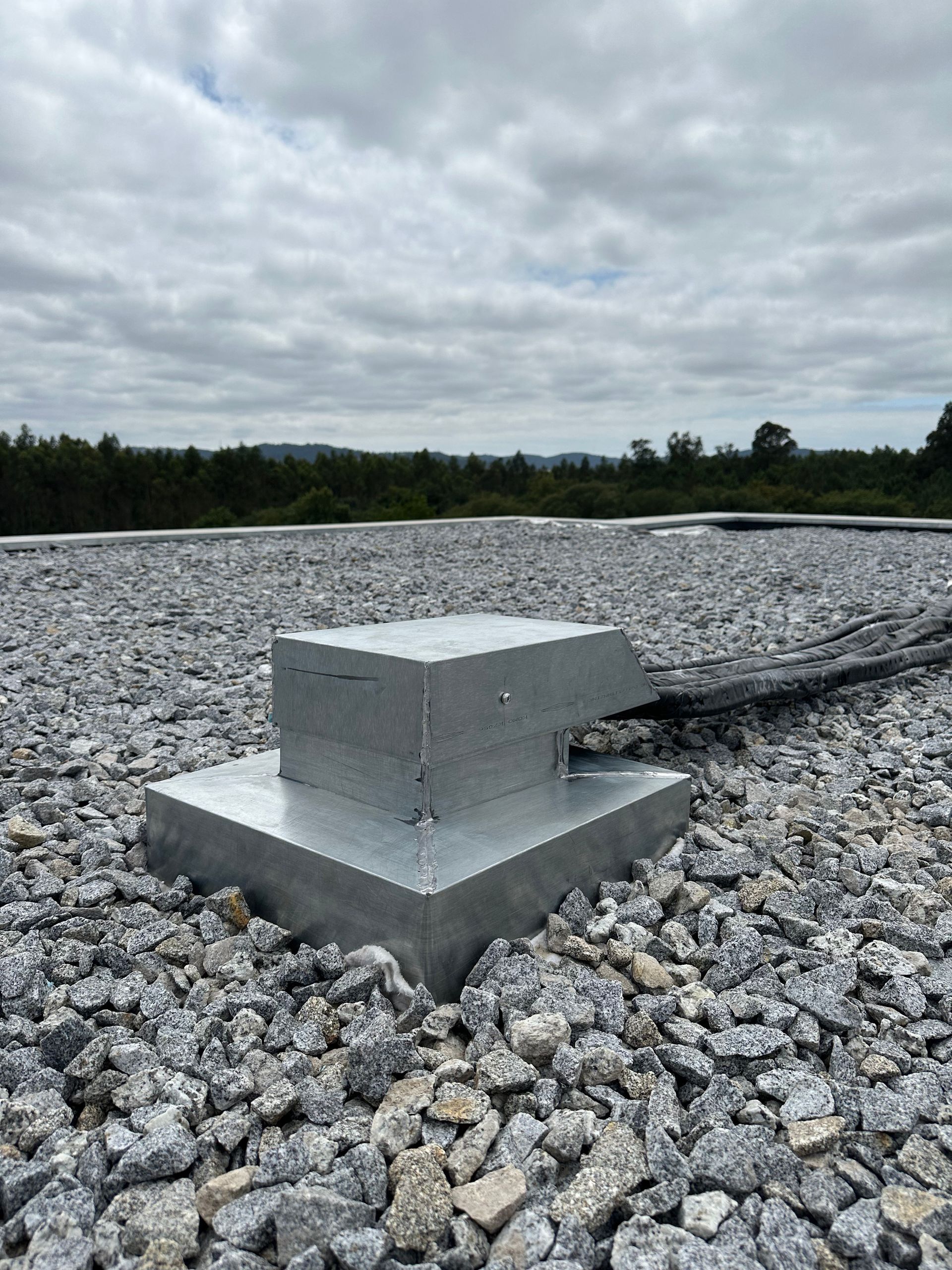 Passa tubos em zinco natural