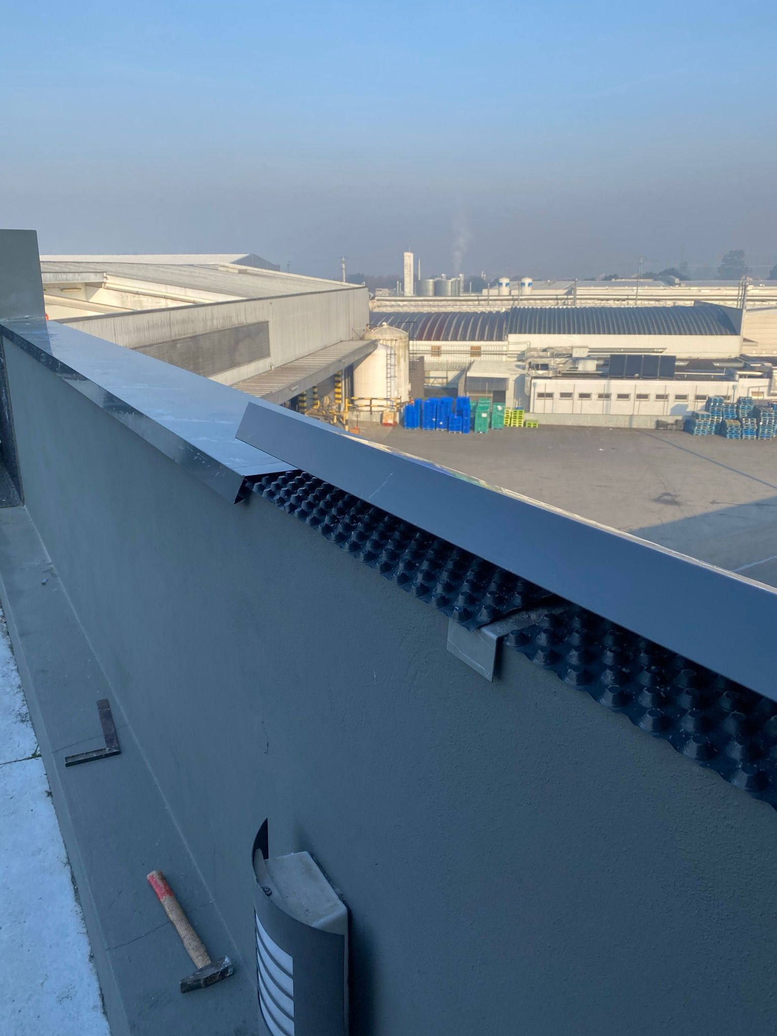 Capacete de vedação de muretes em chapa lacada com fixação em presilhas (clips)