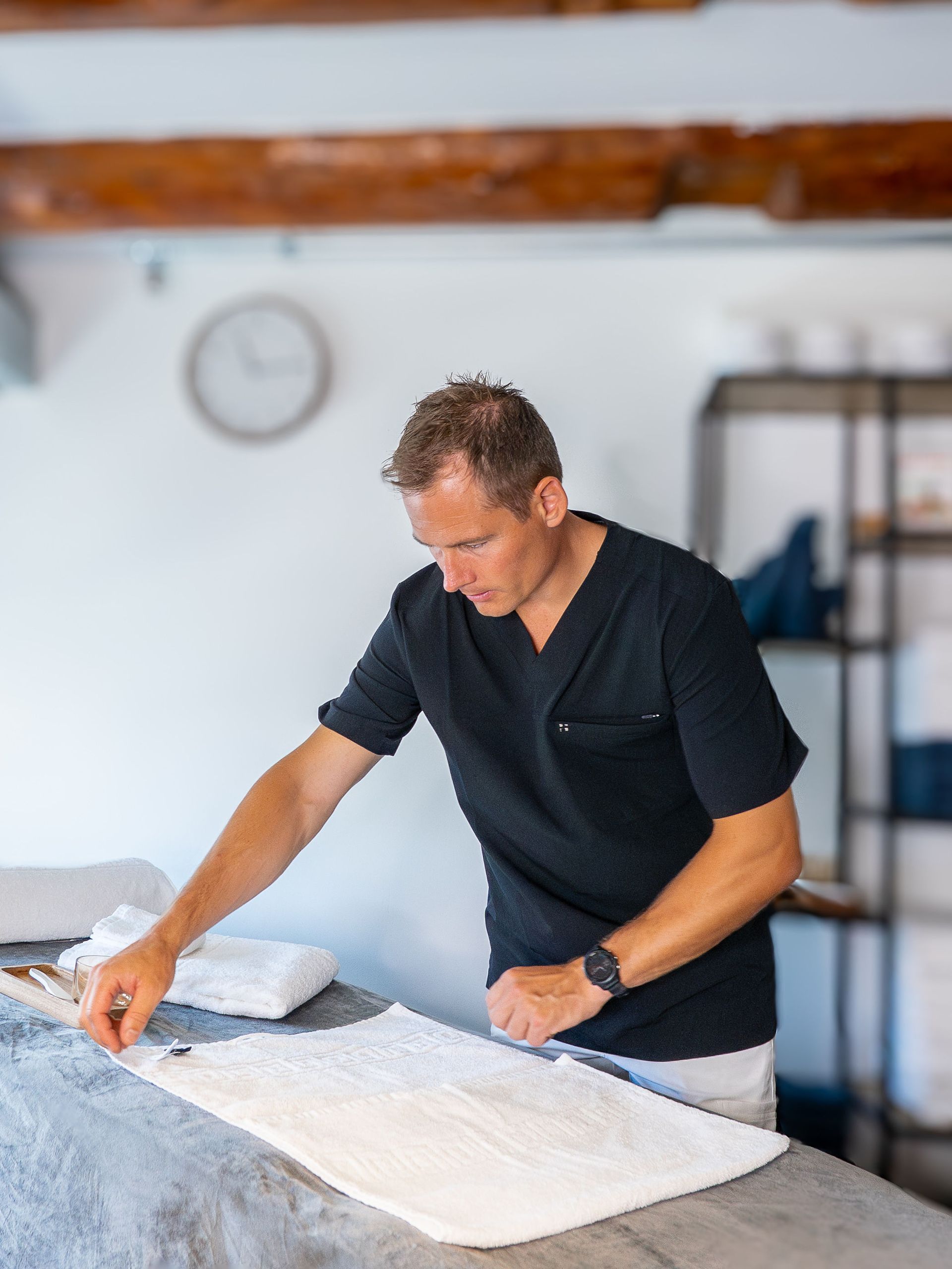 Marius klargjør klinikken