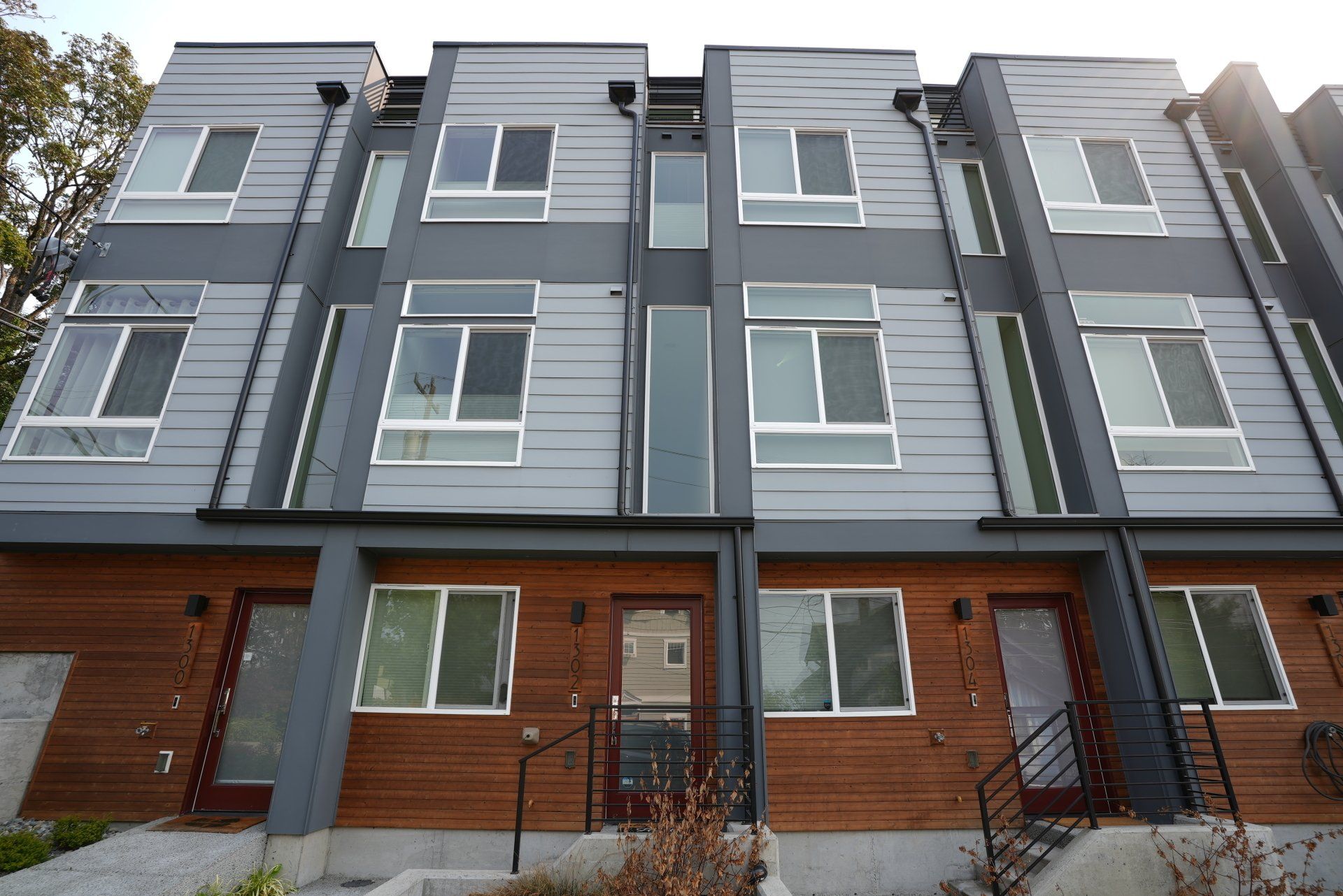 A row of apartment buildings with a lot of windows