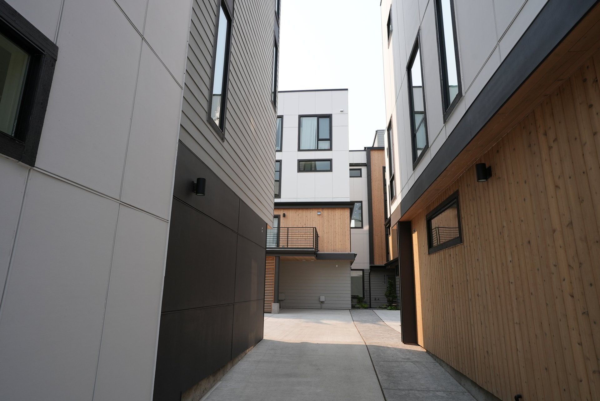 A narrow alleyway between two apartment buildings