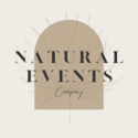 A logo for natural events company with a palm leaf in the middle.