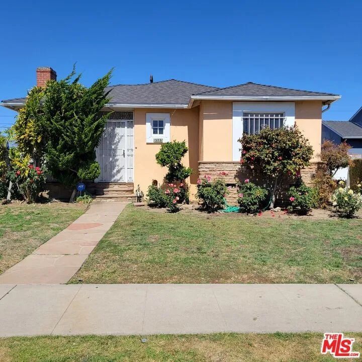 The front of a house that is for sale by the mls