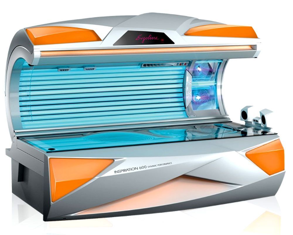 Sonnenbank mit silbernen und orangen Akzenten. Enthält Reihen blauer UV-Lampen.