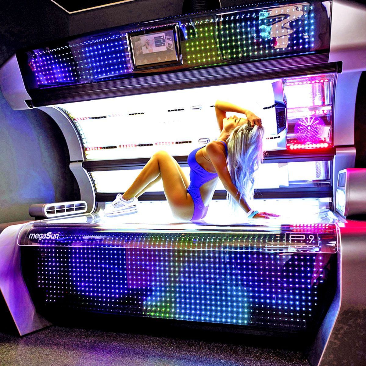 eine frau liegt auf einem Megasun Solarium in Winterthur