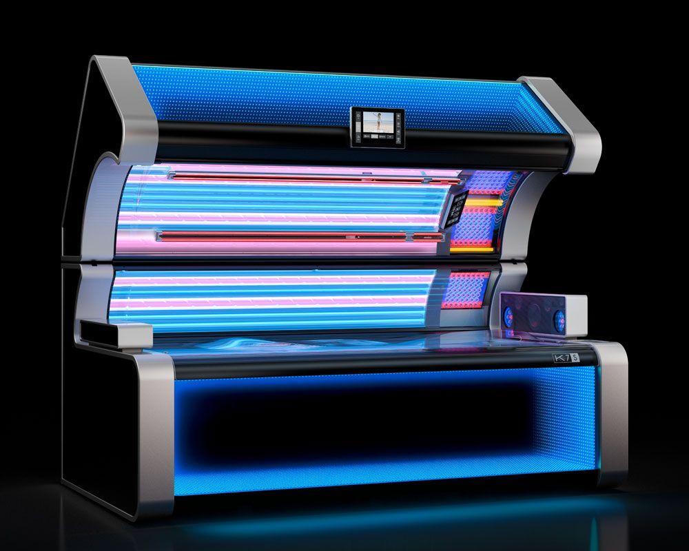 Sonnenbank, schwarz und silber, mit blauen und roten Lichtern. Bedienfeld sichtbar.