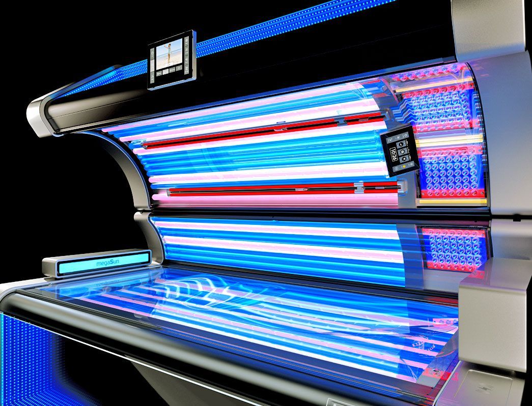 Sonnenbank mit blau-roten Lichtern vor schwarzem Hintergrund. Die Bank hat ein modernes Aussehen.