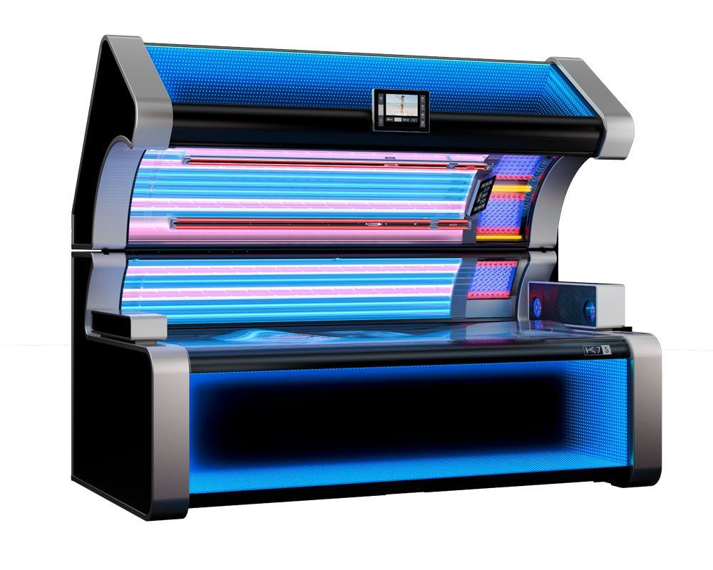 Sonnenbank mit blauen und silbernen Akzenten; im Inneren sind mehrere UV-Lampen zu sehen.