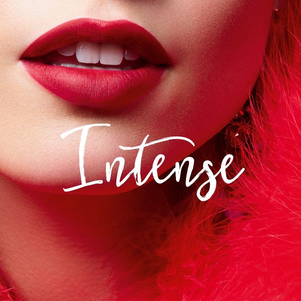 CLARINS Intense lip Colour on a model