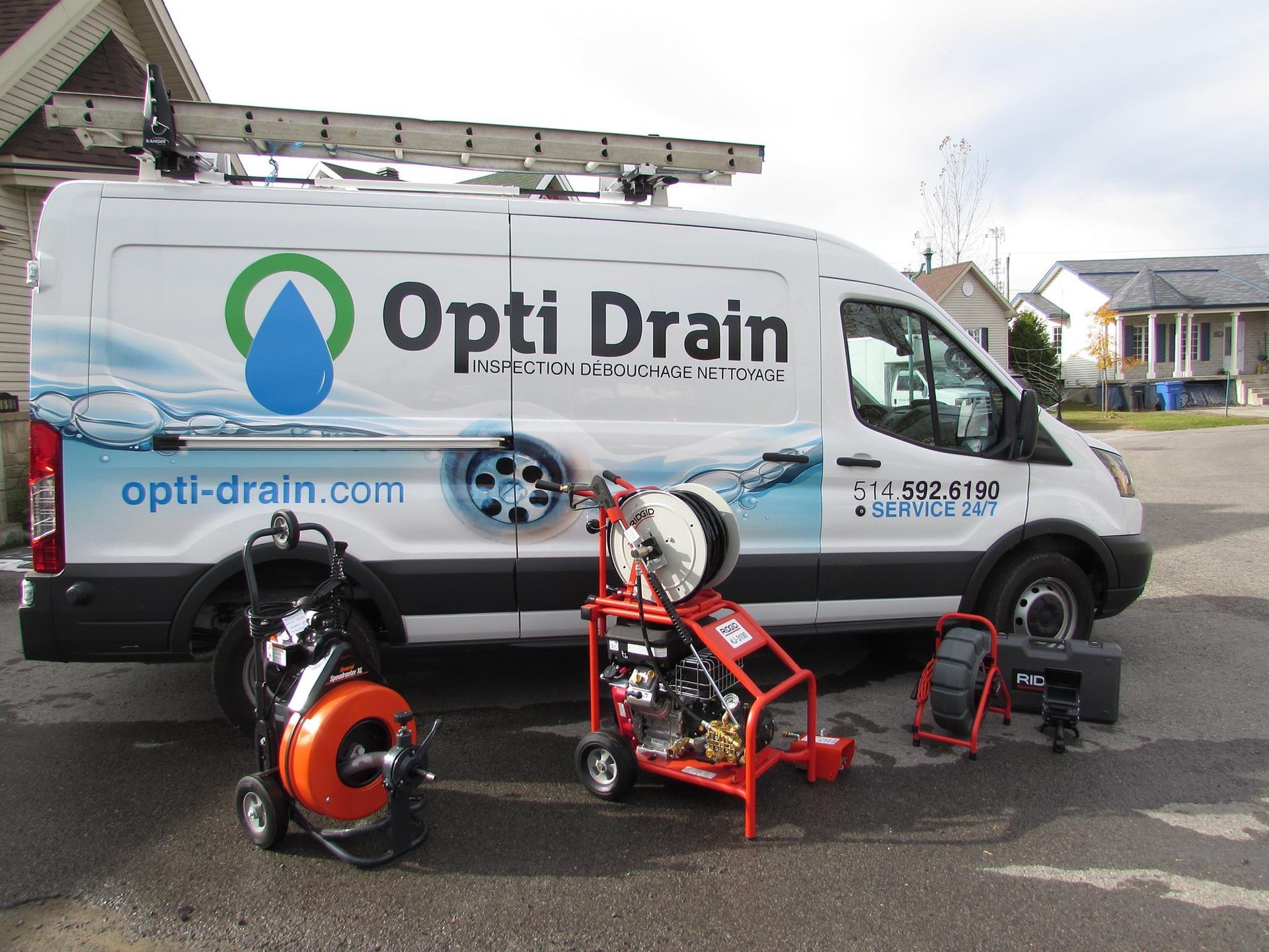 Une camionnette blanche avec le mot Opti Drain dessus