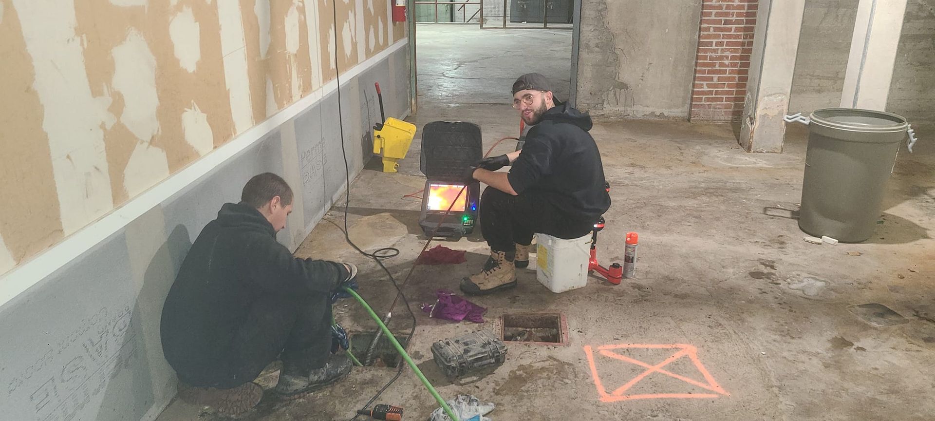 Deux hommes sont assis par terre dans une pièce.