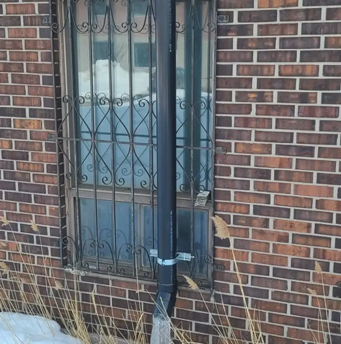 Un bâtiment en briques avec une fenêtre avec des barreaux