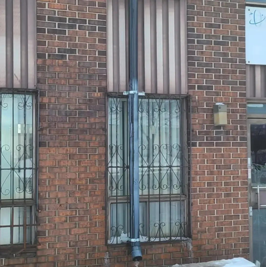 Un bâtiment en briques avec un panneau indiquant « arabe » dessus