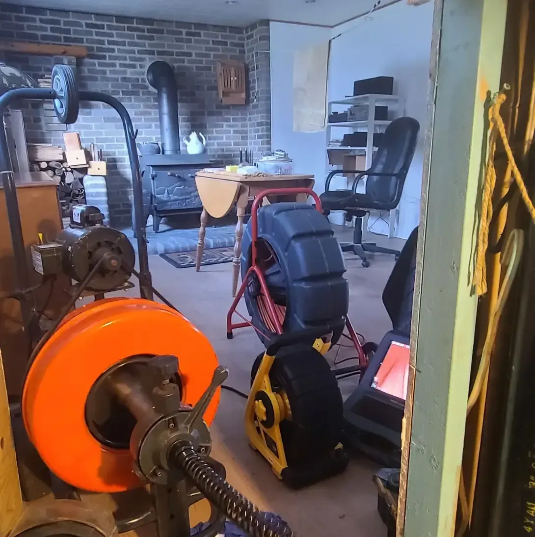 Une pièce avec beaucoup d'outils et une chaise