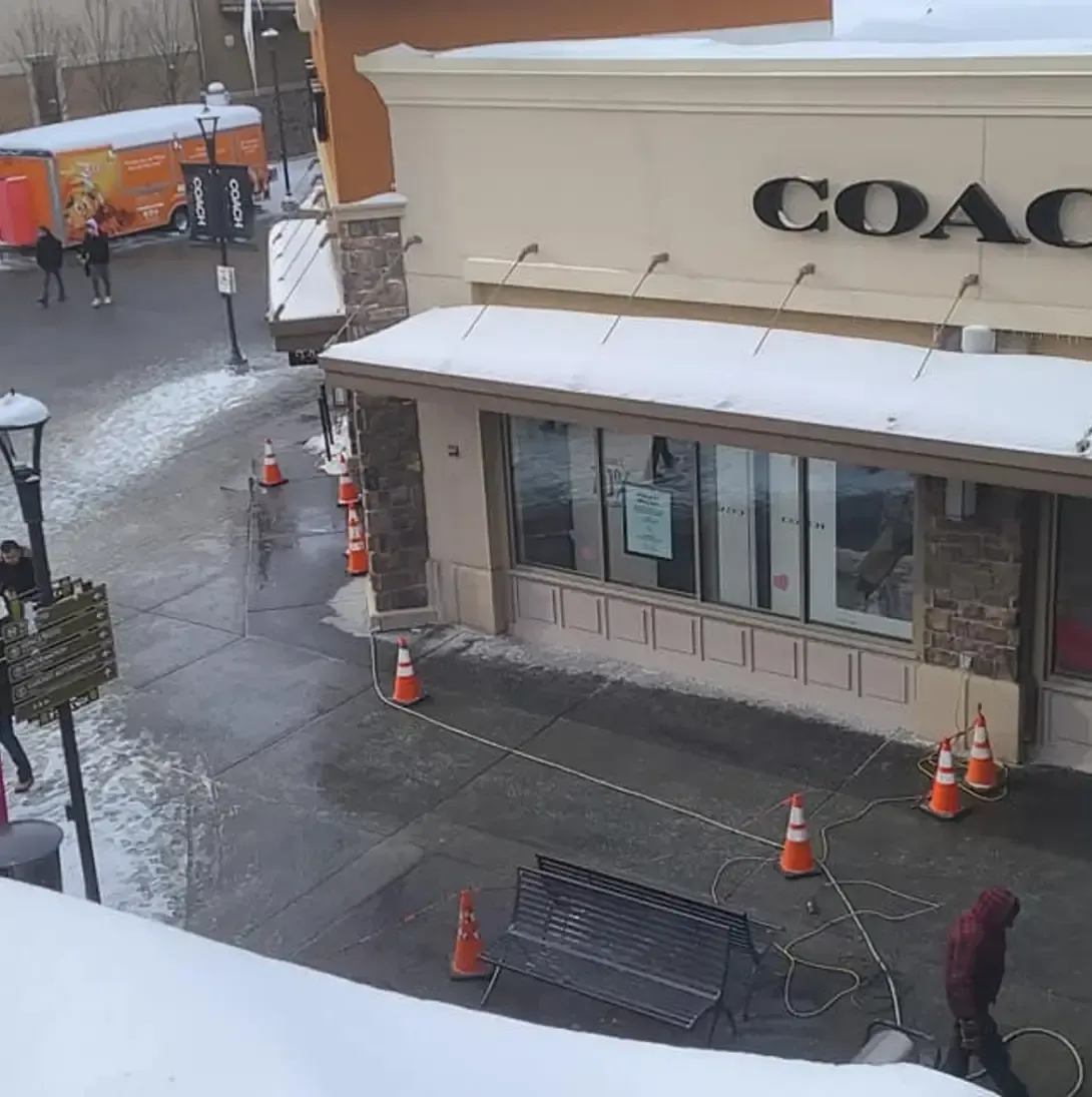 Une vue aérienne d'un magasin d'autocars sous la neige