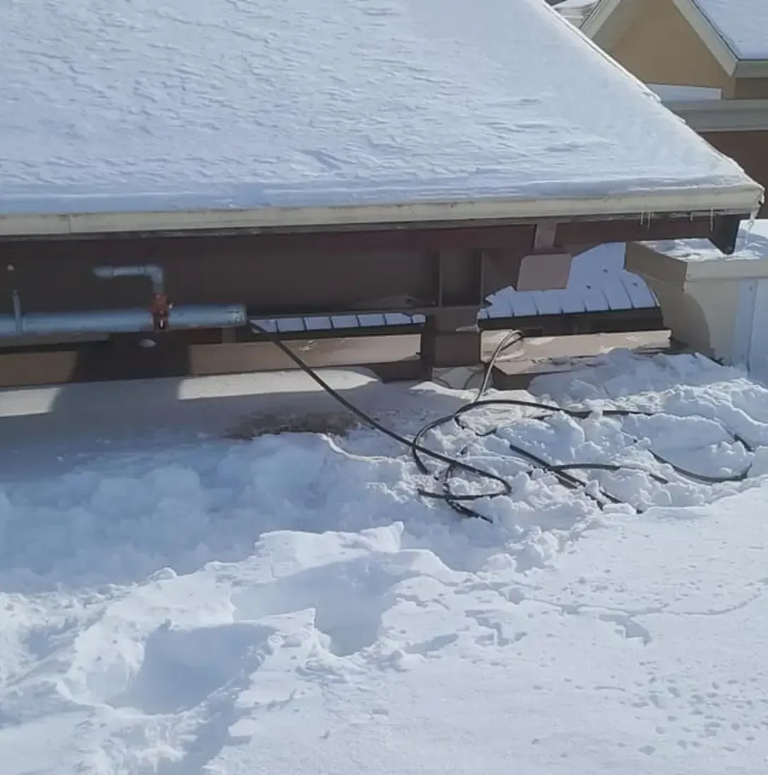 Le toit d'une maison est couvert de neige