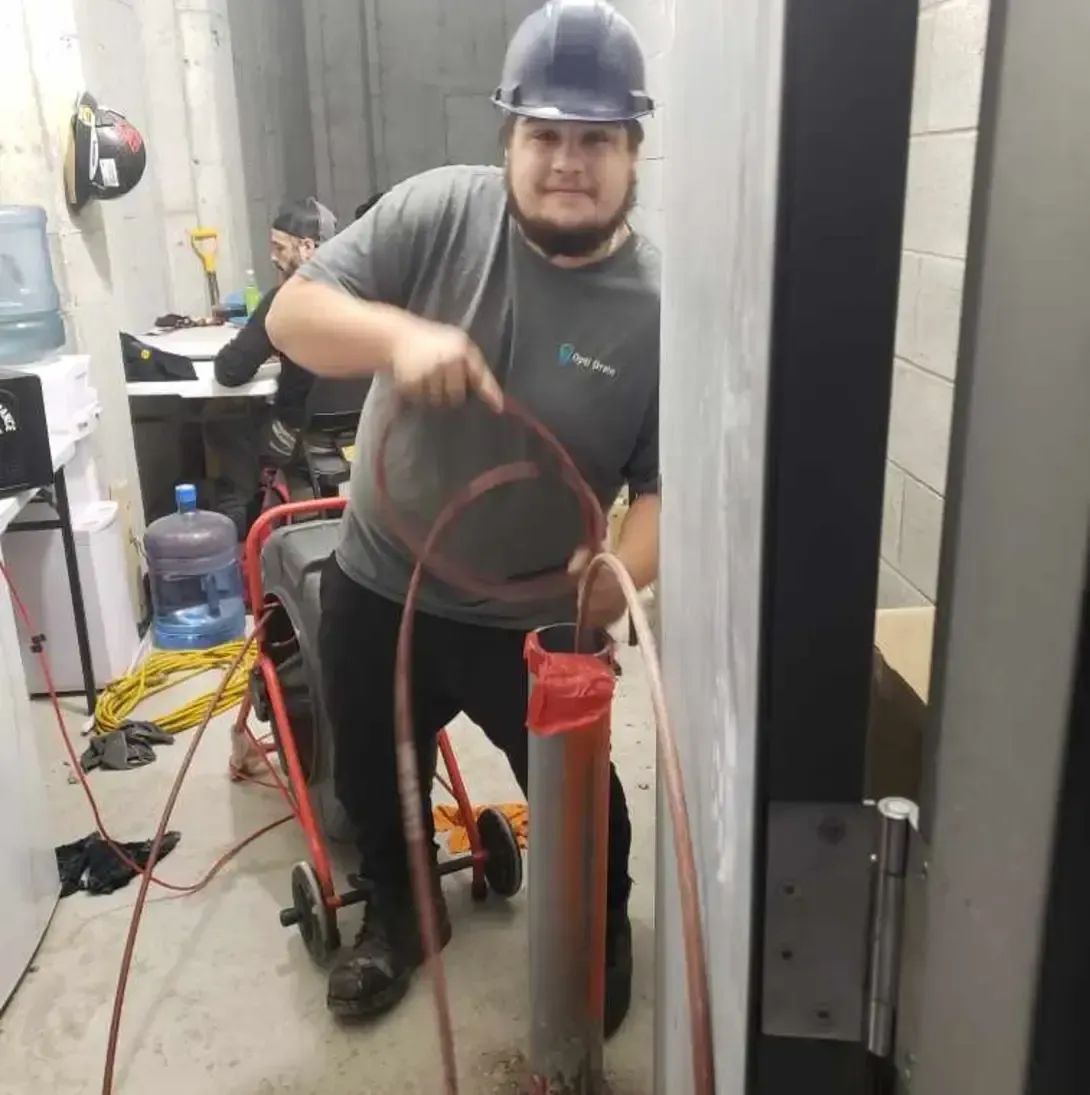 Un homme portant un casque de sécurité travaille sur un tuyau